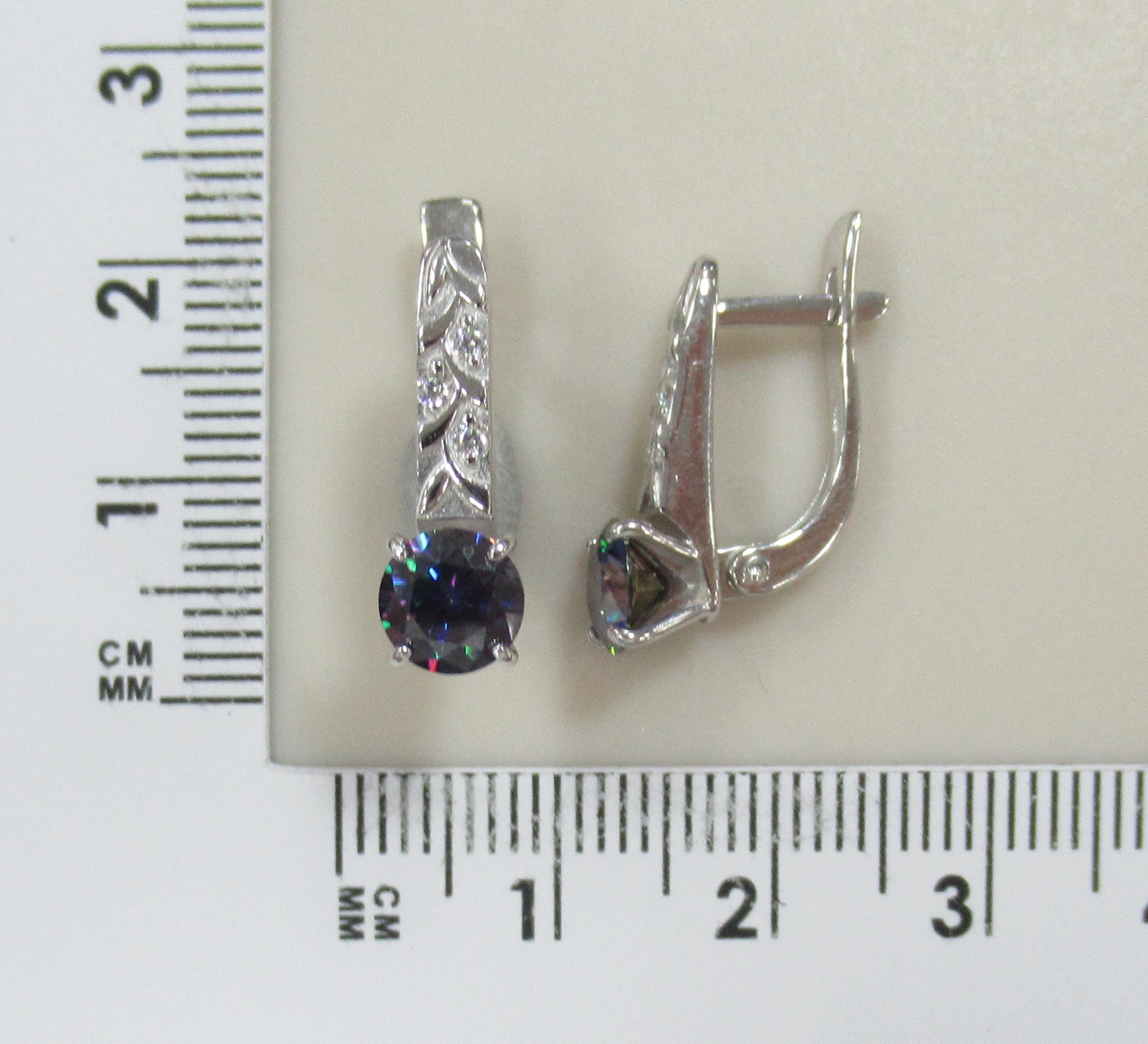 Серебряные серьги с фиолетовыми муассанитами